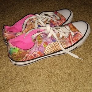Low top shoes